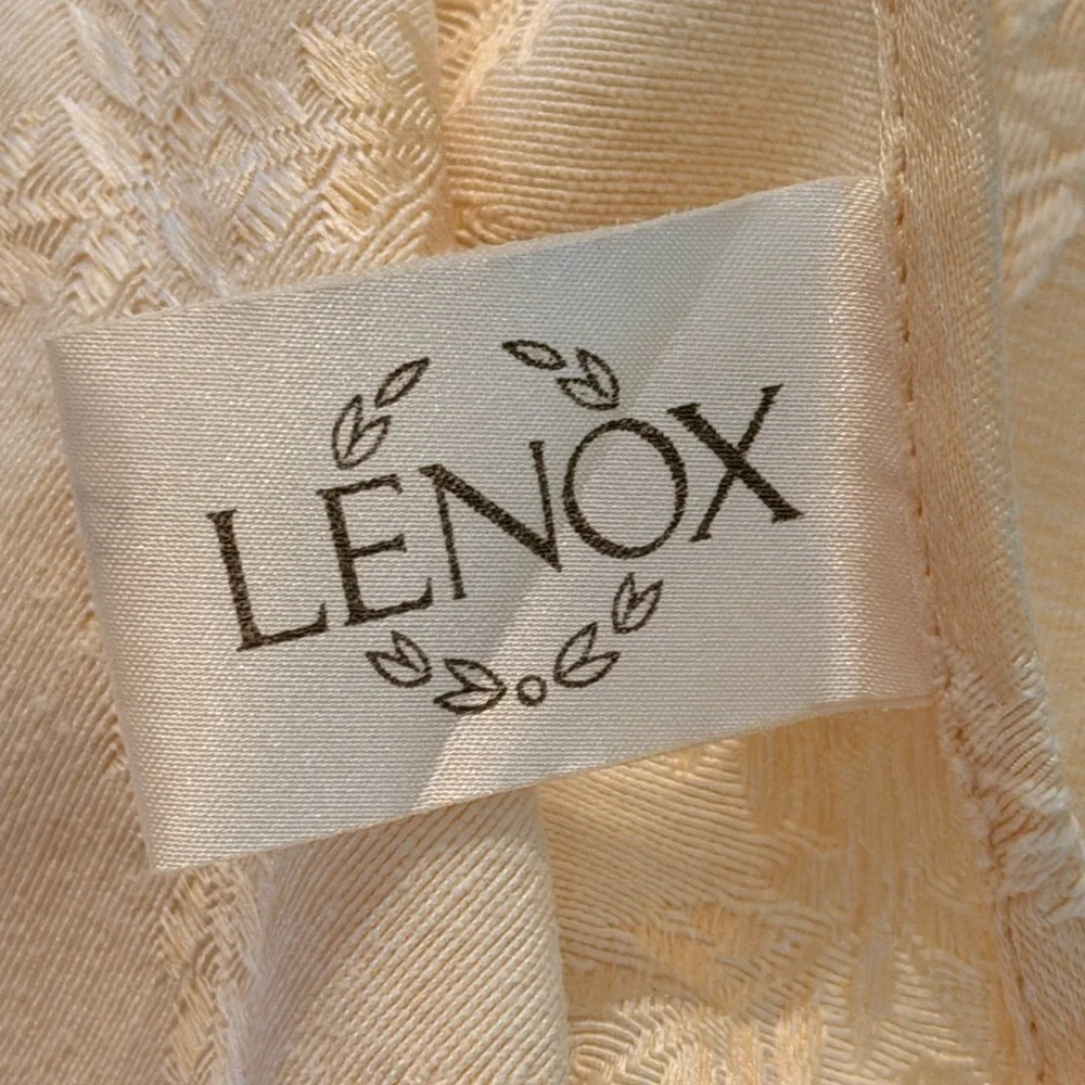 NWT Vintage Lenox Laurel Leaf Tablecloth. Damask | Golden Yellow | 70” Round